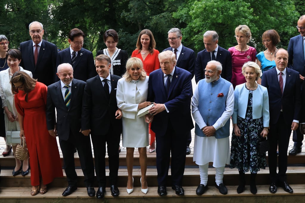 Líderes mundiales posan para una foto familiar durante una cena de gala en el marco de la cumbre del G7, en Evian-les-Bains, Francia, el martes 16 de junio de 2026.