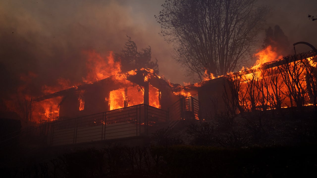 Famosos abandonan sus propiedades tras fuertes incendios en Los Ángeles.
