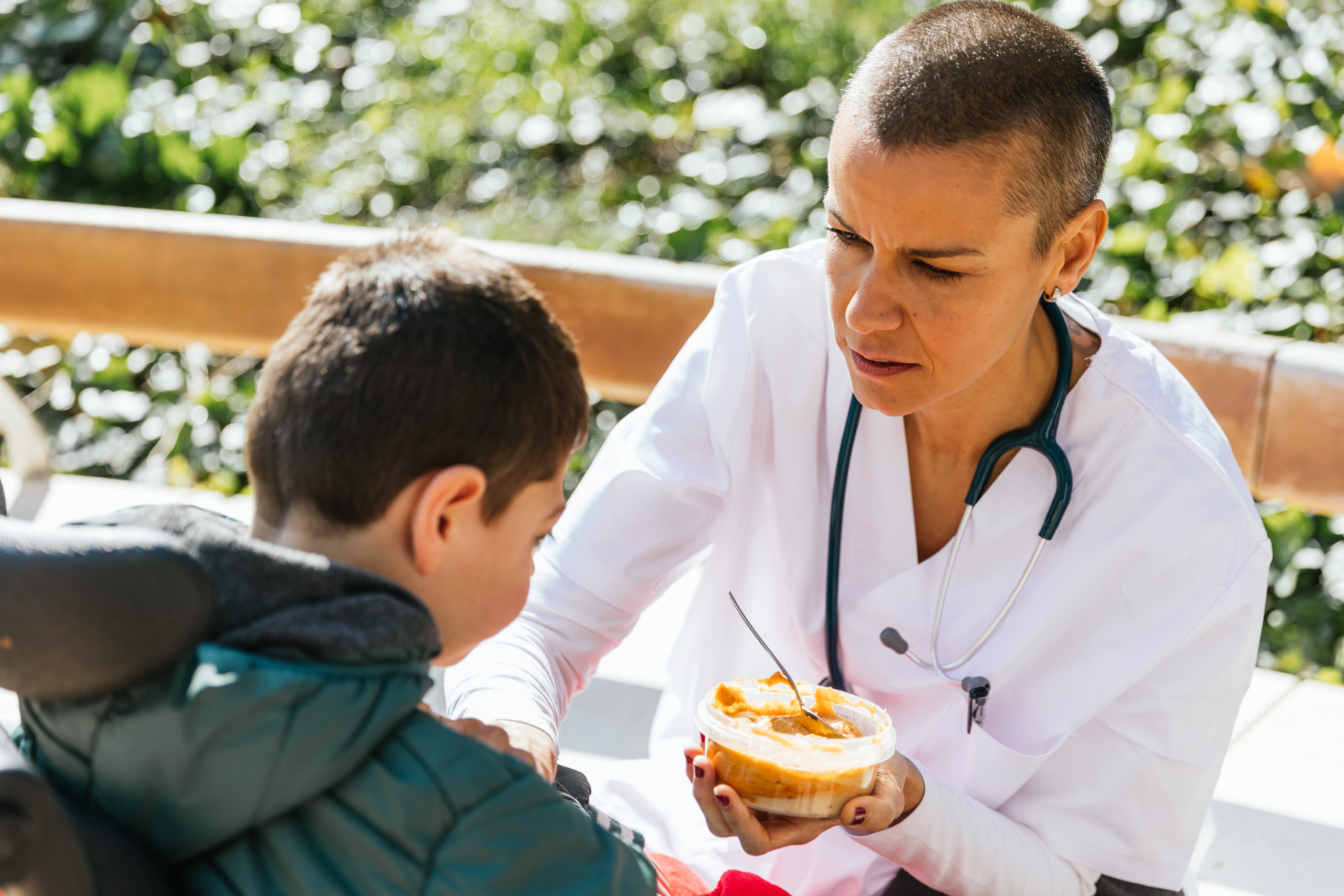 Pacientes con enfermedades huérfanas en Colombia enfrentan largos retrasos en diagnósticos y falta de acceso a medicamentos vitales, a pesar de la existencia de leyes que garantizan su atención.