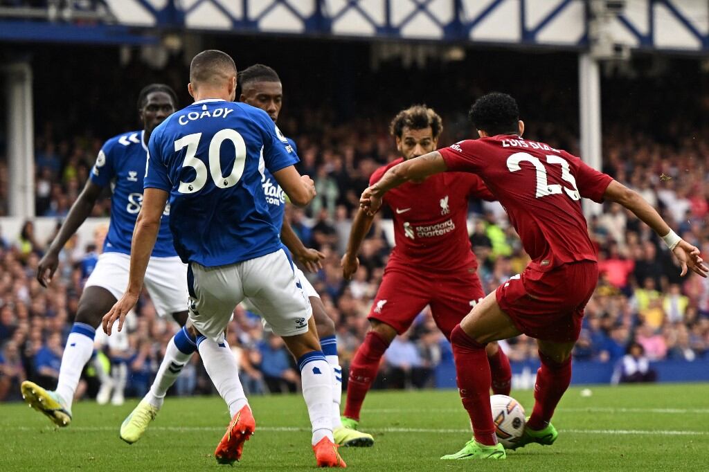 El mediocampista colombiano del Liverpool, Luis Díaz (D), golpea el poste con este disparo durante el partido de fútbol de la Premier League inglesa entre Everton y Liverpool en Goodison Park en Liverpool, noroeste de Inglaterra, el 3 de septiembre de 2022. Foto de Oli SCARFF / AFP)