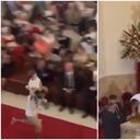 Un hombre irrumpió corriendo con un niño a hombros y lo colocó junto a la imagen de la Virgen del Carmen.