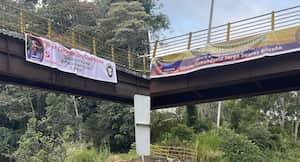 Pancartas alusivas a las disidencias de las Farc.