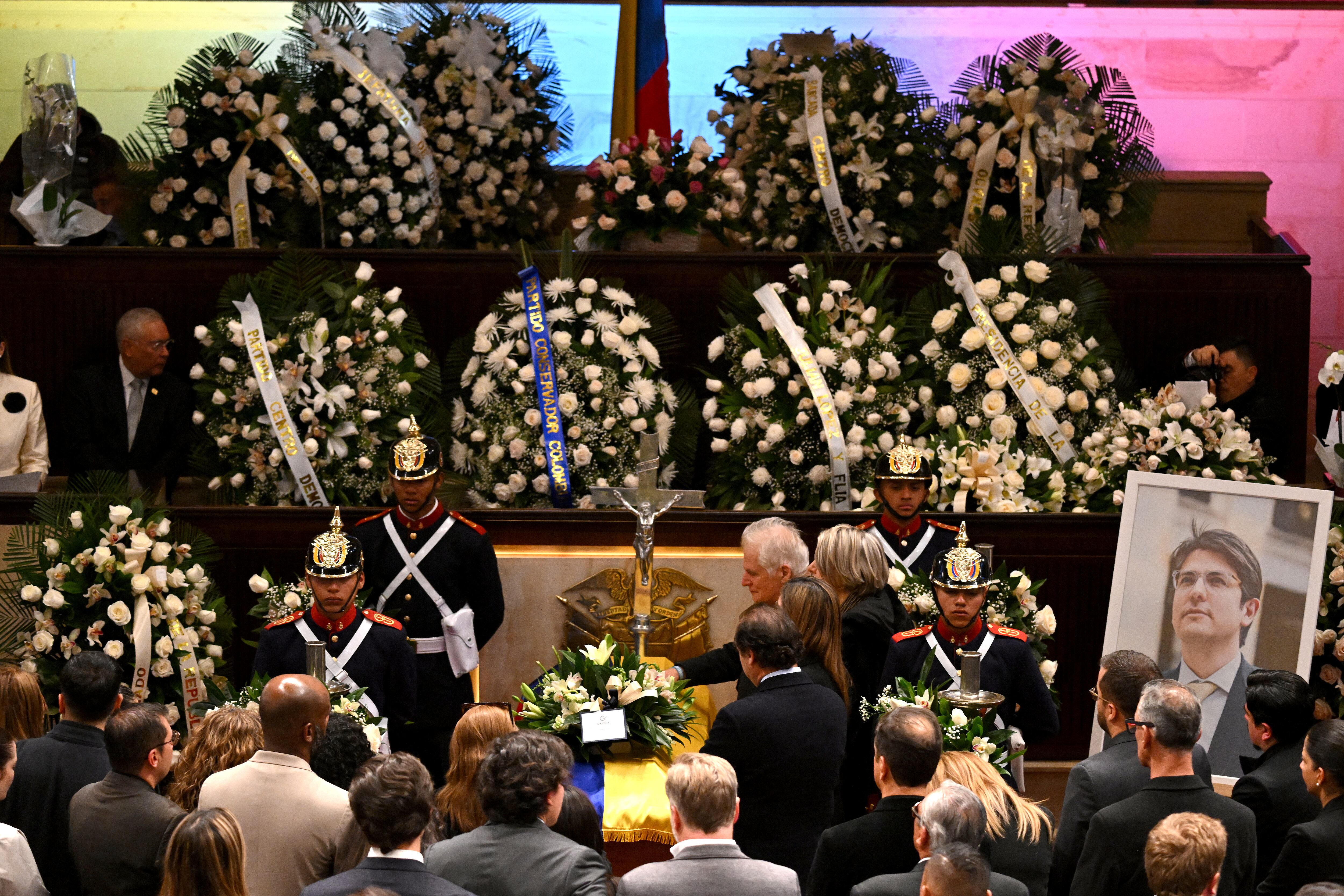 Miguel Uribe Londoño, padre del fallecido candidato presidencial colombiano Miguel Uribe Turbay, y sus familiares junto a su cuerpo en el Congreso.