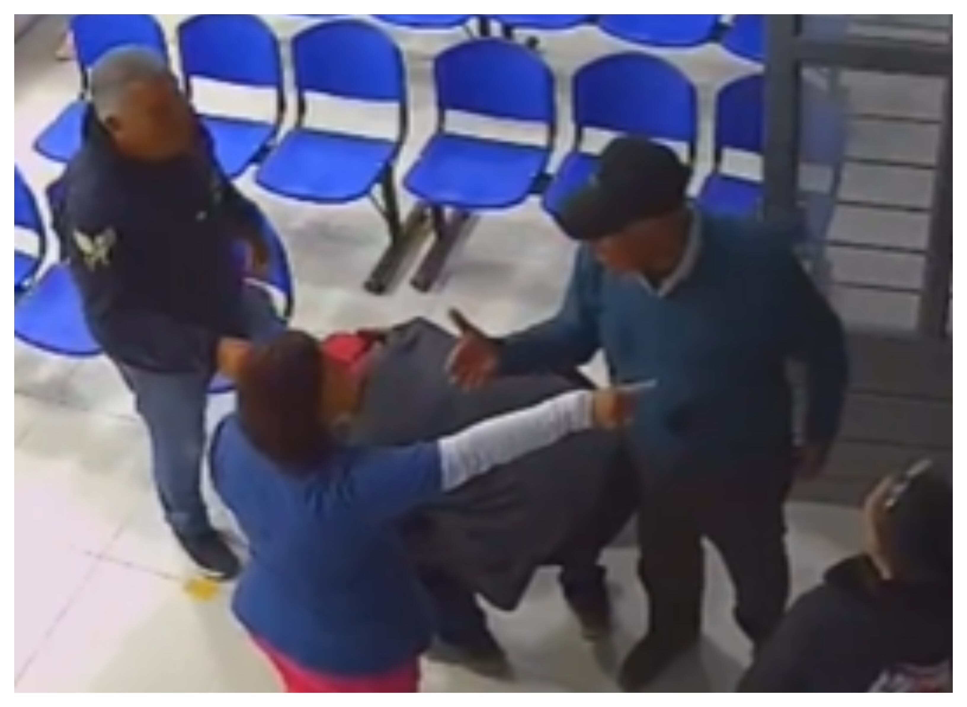 Alduto mayor irrumpe en sede de farmacia para reclamar la entrega de medicamentos en Sogamoso, Boyacá.