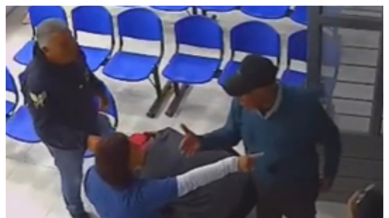 Alduto mayor irrumpe en sede de farmacia para reclamar la entrega de medicamentos en Sogamoso, Boyacá.