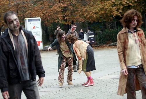 Actores disfrazados de zombis deambulan por las calles de Sofia (Bulgaria), hoy, martes 26 de octubre de 2010, para promocionar la serie televisita estadounidense "The Walking Dead" (Los muertos vivientes). 