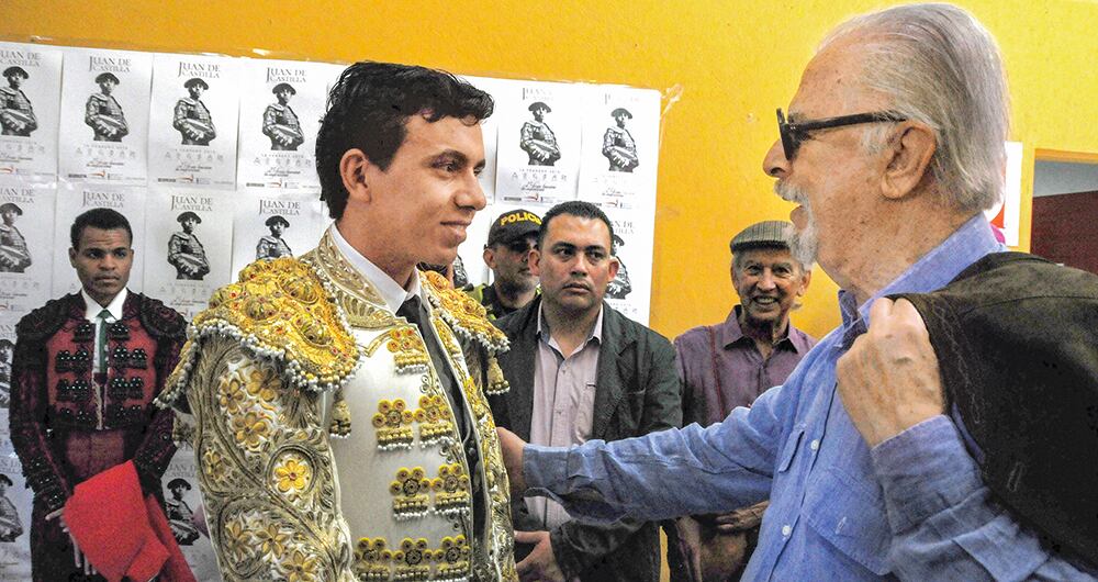 Fernando Botero y el torero antioqueño Juan de Castilla el día de su alternativa en La Macarena de Medellín (2017). 
