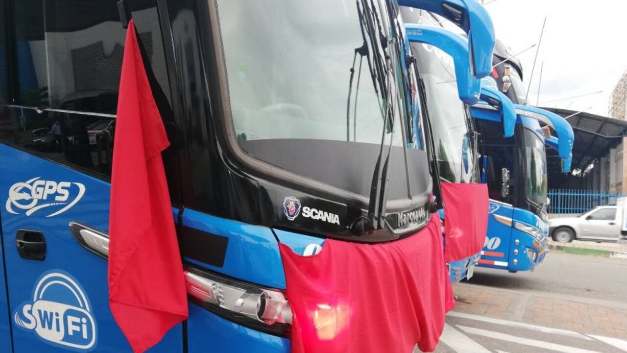 Los trapos rojos se han vuelto emblemáticos durante la cuarentena pues quienes reclaman ayudas del Gobierno los cuelgan en sus establecimientos, casas y ahora en los vehículos en señal de auxilio.