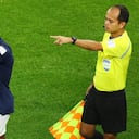 Jules Kounde usó una cadena de oro vs Polonia.