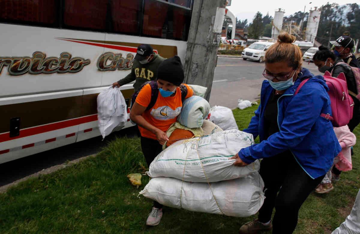 Las autoridades colombianas instalaron un canal humanitario para atender su retorno. Muchos regresan provenientes del sur del país, Bucaramanga y Bogotá. De acuerdo con el alcalde de Cúcuta, Jairo Yáñez, se está ayudando a los venezolanos en su retorno y se está manteniendo la seguridad sanitaria de los ciudadanos. Foto: Guillermo Torres/ SEMANA