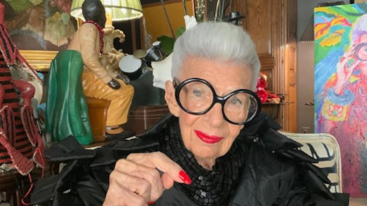 Muere Iris Apfel, a los 102 años
