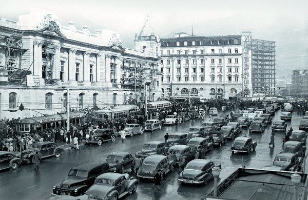 Desfile de tranvías y buses frente a la gobernación, avenida Jiménez. Bogotá, 23 de octubre de 1948