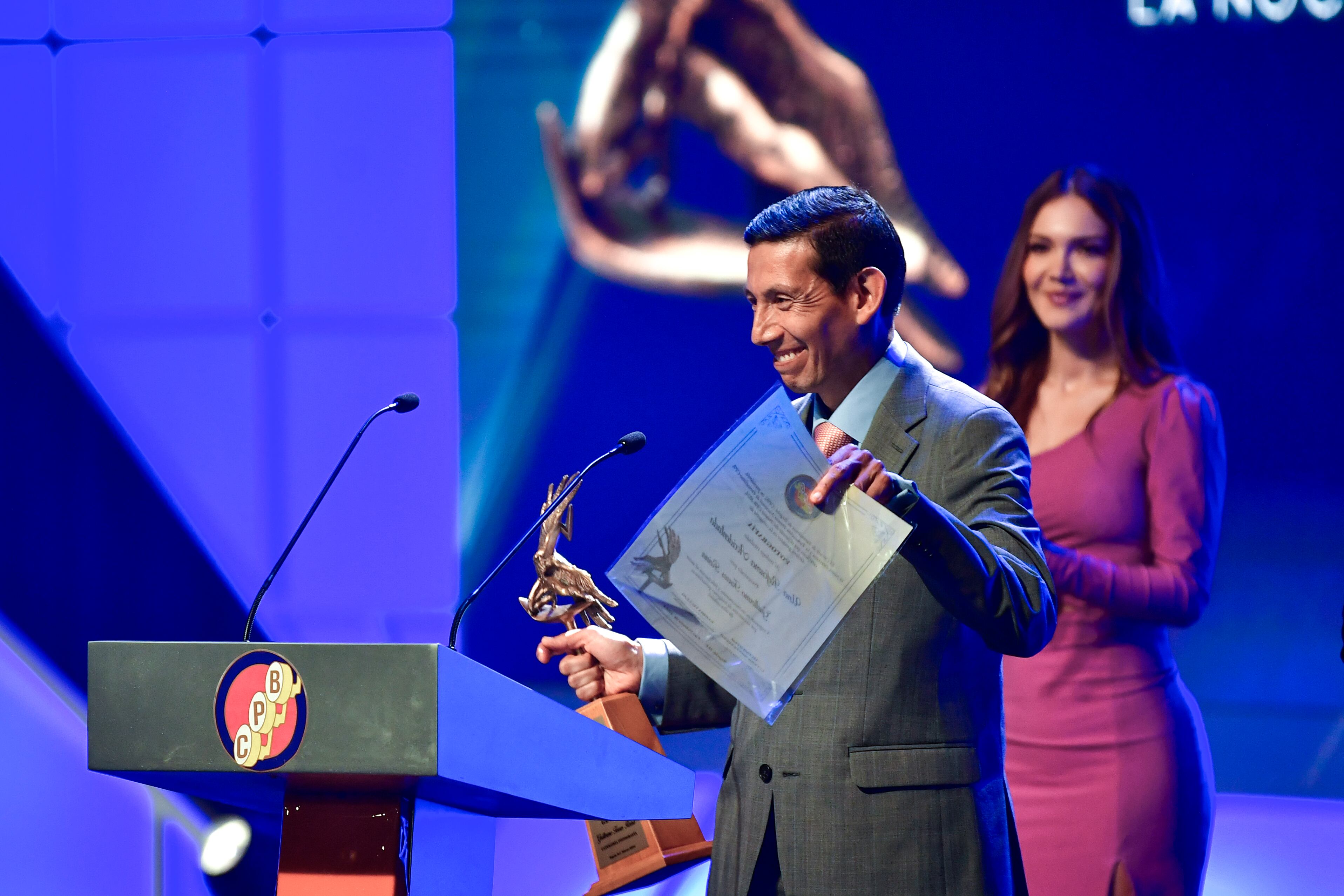 Guillermo Torres Reina fotógrafo de Semana, recibe el premio CPB Fotografía 2024