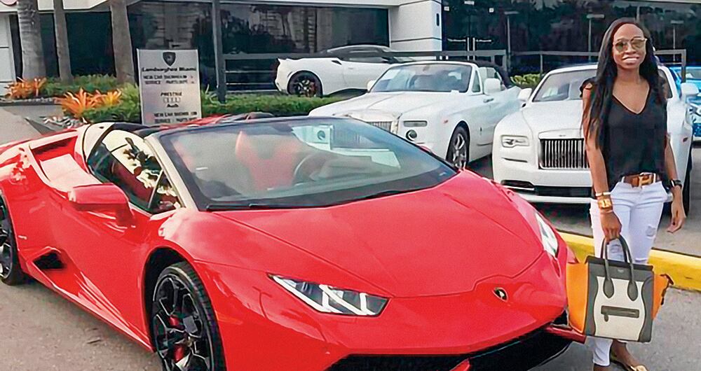   La caída de Omar Ambuila se dio por las publicaciones de su hija, en las que mostraba lujos imposibles de pagar con el salario de la Dian.