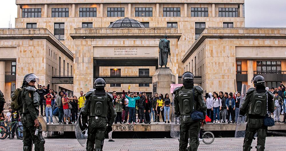 “El Esmad es el cuerpo más profesional que tiene la Policía. Son entrenados para soportar todo tipo de vejámenes y groserías. Esos muchachos son unos héroes”, afirma el general Vargas.