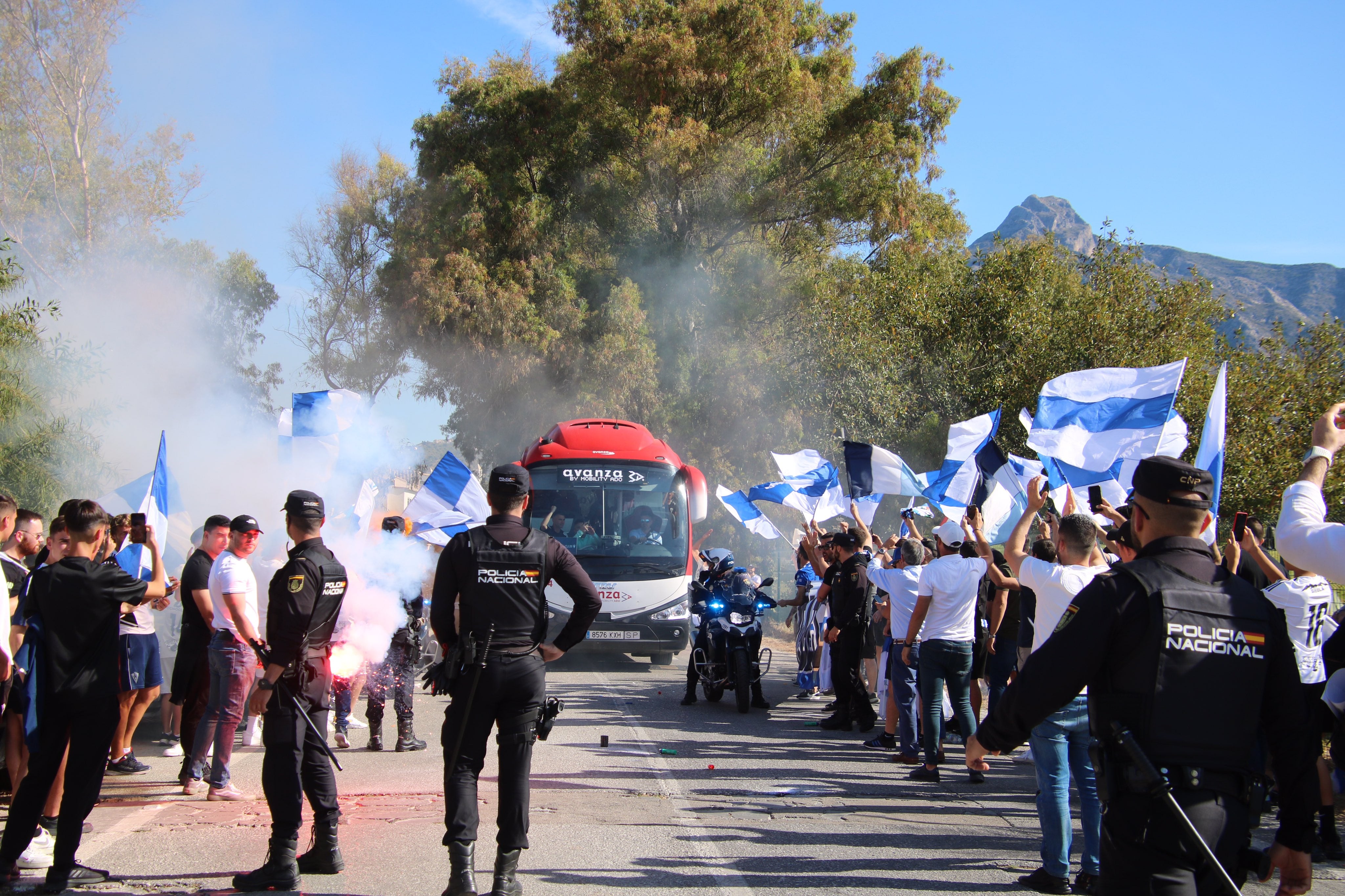 El recibimiento de la hinchada en el Banús Football Center