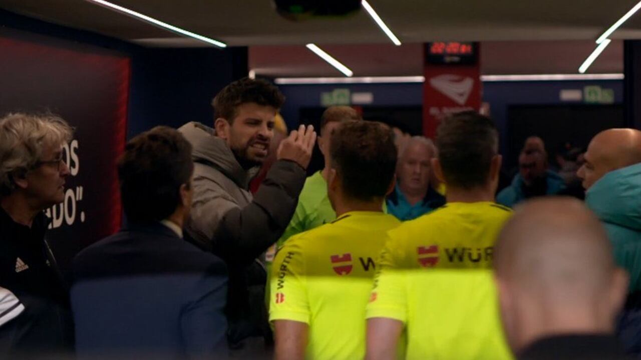 Piqué no se cansó de reclamarle a los árbitros por el córner que desencadenó el gol de Osasuna