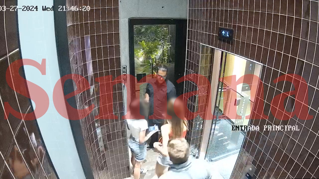 Este es el momento en que las dos menores tratan de ingresar al hotel.