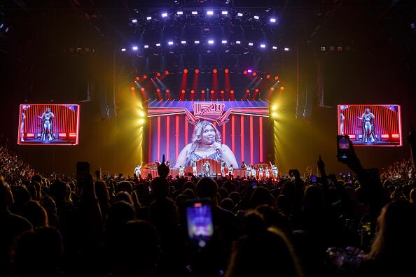 La demanda afirma que Lizzo presionó a sus bailarinas para que asistieran a un espectáculo sexual en el famoso Barrio Rojo de Ámsterdam