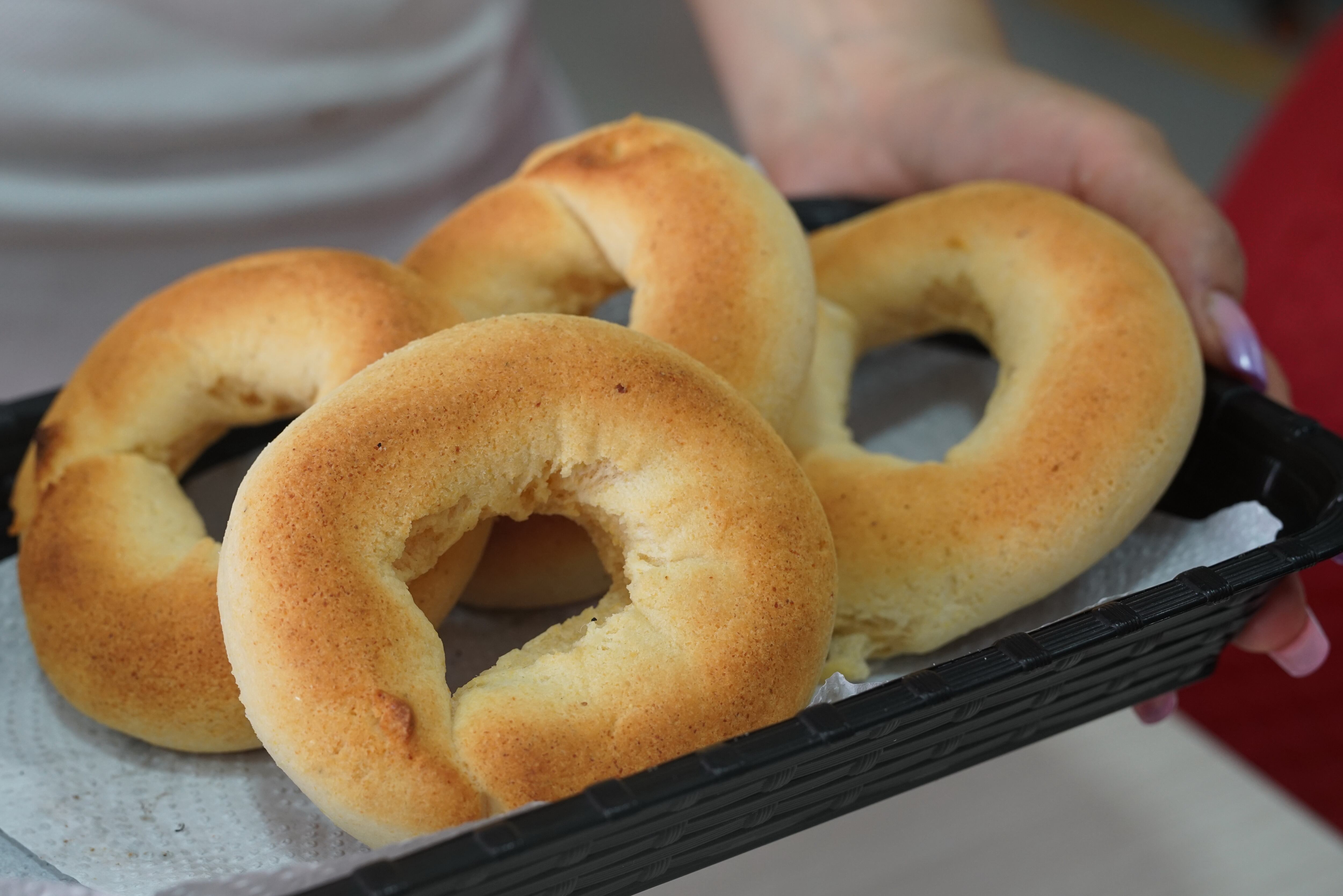 El esponjoso y delicioso Pandebono fue reconocido internacionalmente por la firma Taste Atlas como el ‘Mejor pan del mundo’. El alcalde de Santiago de Cali, Alejandro Eder, celebró la noticia y mandó un saludo y reconocimiento a todas las panaderías, locales y establecimientos que fortalecen la identidad caleña desde la gastronomía:, colocando este pan a los ojo del mundo. Si algo tiene potencial es la gastronomía