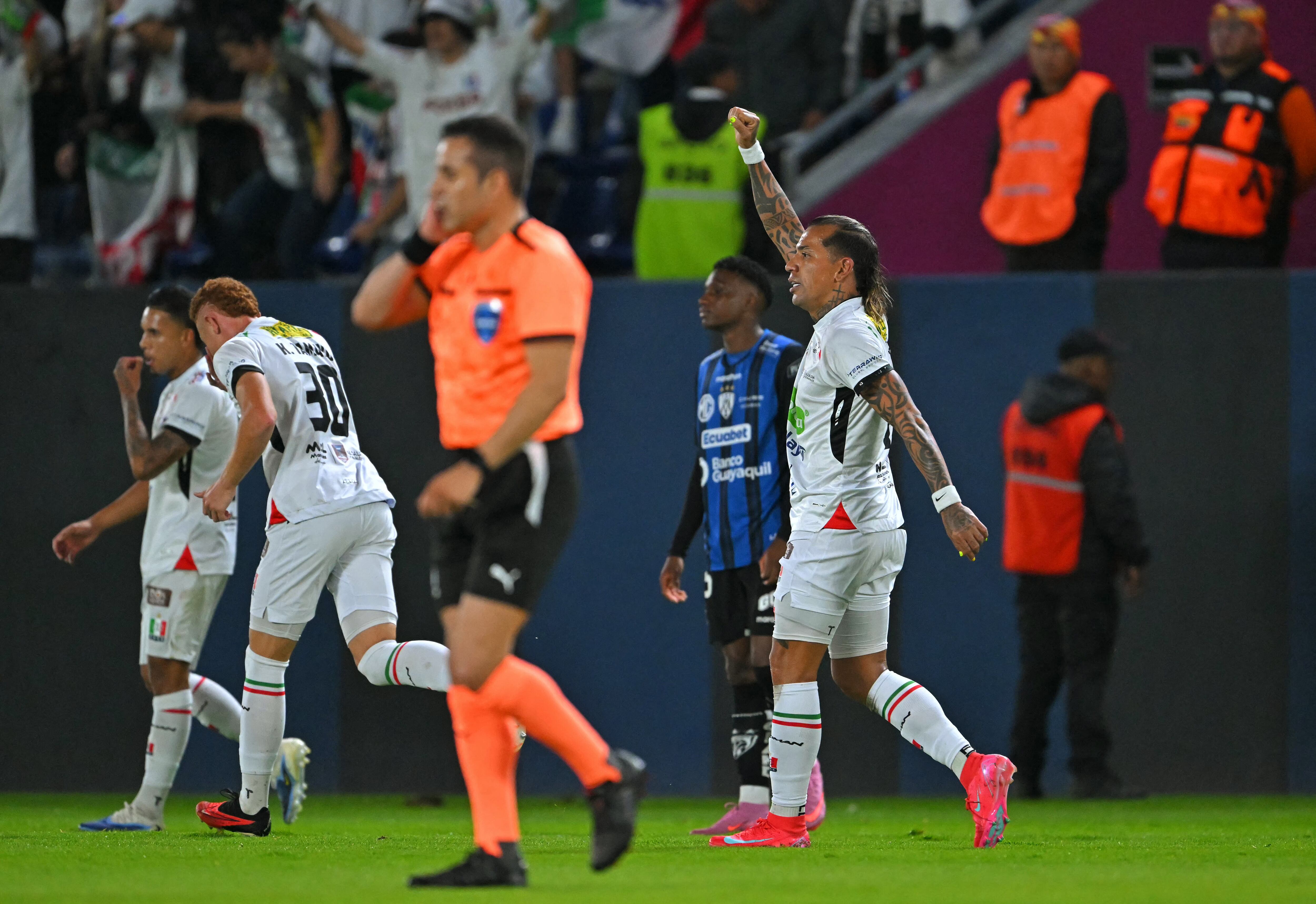 El delantero #17 del Once Caldas, Dayro Moreno, celebra marcar el primer gol de su equipo durante el partido de ida de los cuartos de final de la Copa Sudamericana entre el Independiente del Valle de Ecuador y el Once Caldas de Colombia en el Estadio Banco Guayaquil de Quito el 17 de septiembre de 2025. (Foto de Rodrigo BUENDIA / AFP)