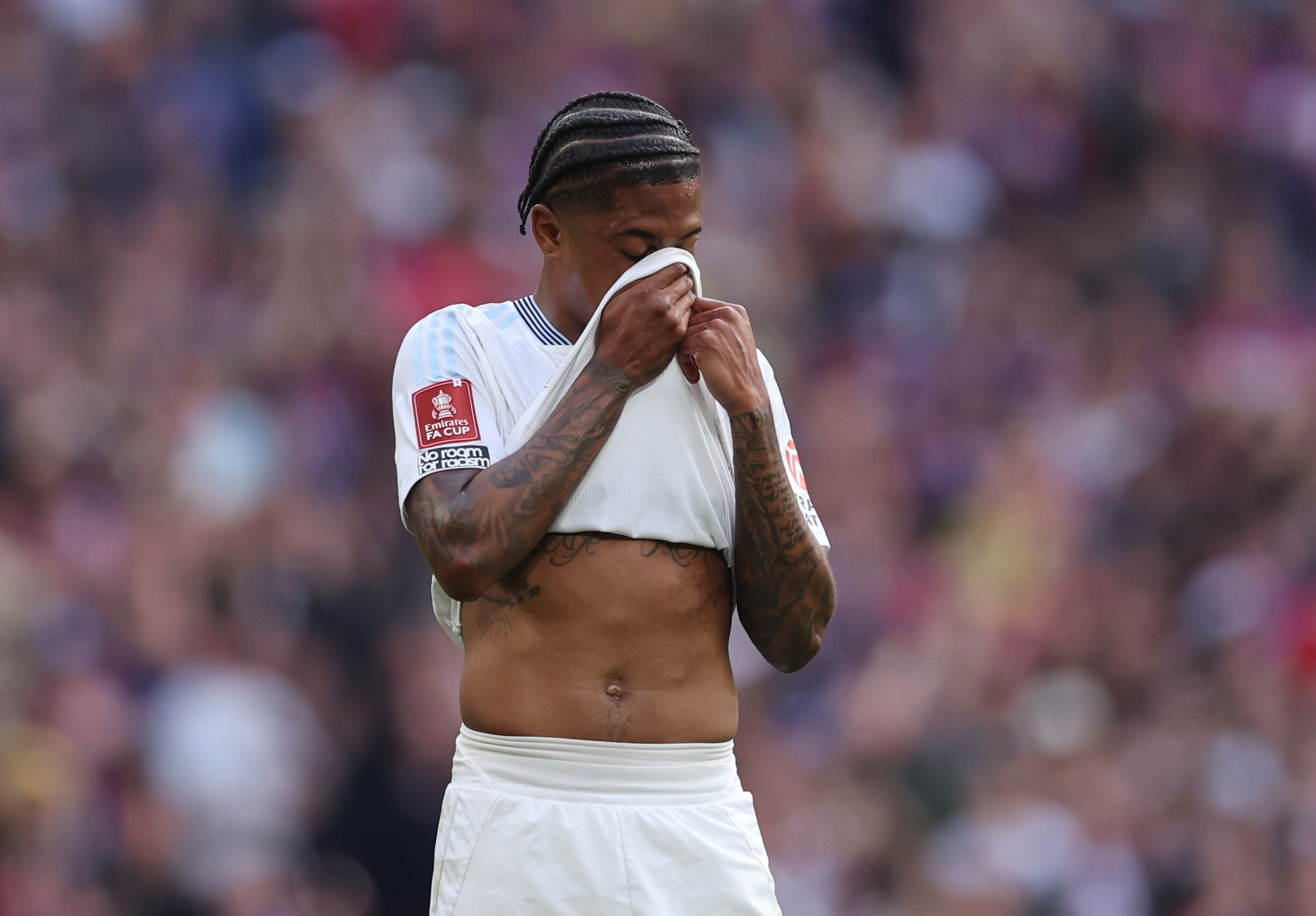 Leon Bailey, volante al servicio del Aston Villa.