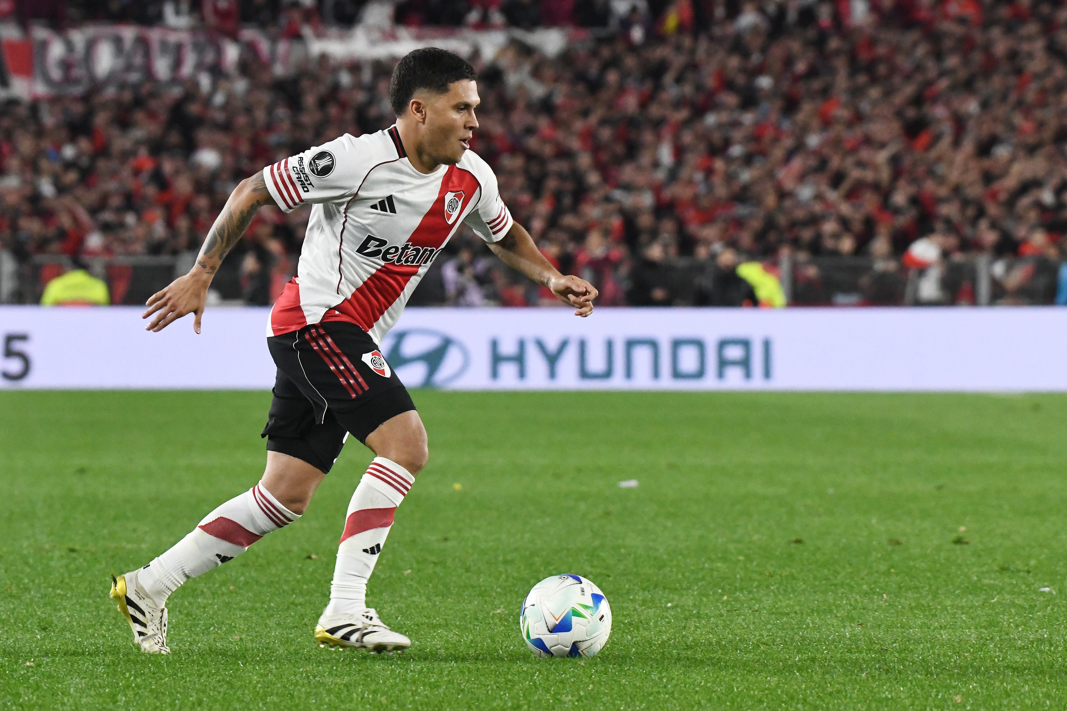 Juan Fernando Quintero of River Plate plays during the match between River Plate and Libertad at Estadio Mas Monumental in Buenos Aires, Argentina, on August 22, 2025. (Photo by Federico Peretti/NurPhoto via Getty Images)