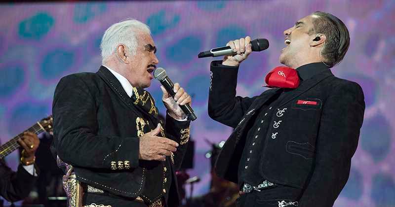 El cantante mexicano Vicente Fernánde y su hijo Alejandro se presentaron en el estado Azteca. 
