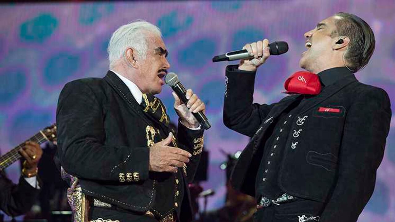 El cantante mexicano Vicente Fernánde y su hijo Alejandro se presentaron en el estado Azteca.