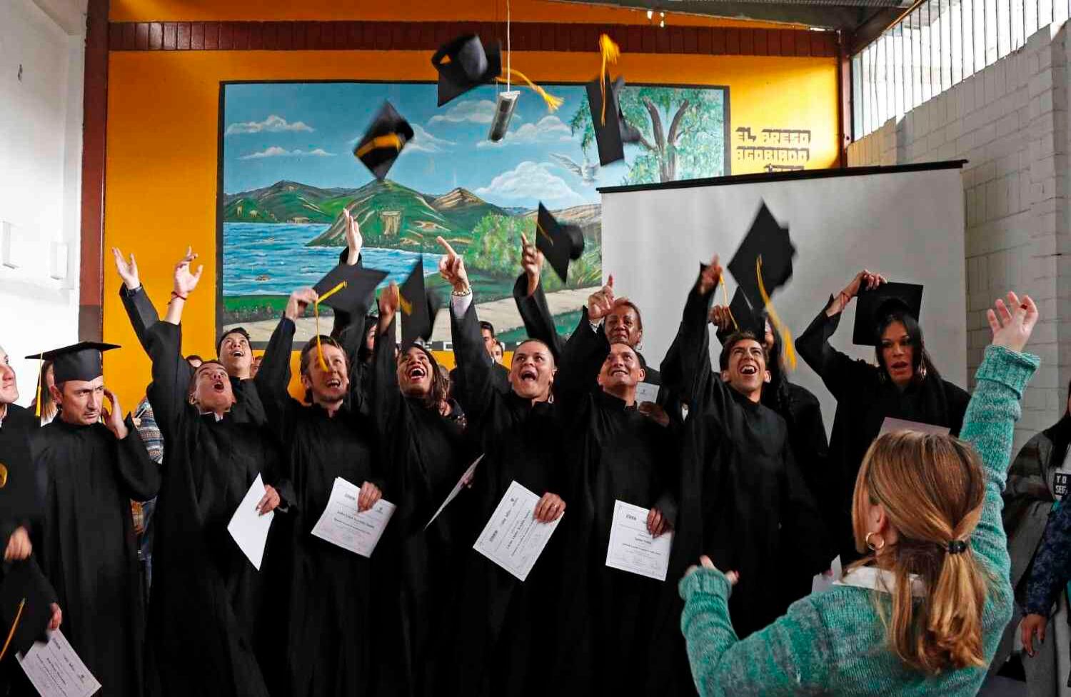 "Todos hemos cometido errores, todos hemos tenido segundas oportunidades", el mensaje de Johana Bahamón durante el discurso de ceremonia antes de que los graduados celebraran tirando el birrete. 