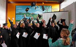"Todos hemos cometido errores, todos hemos tenido segundas oportunidades", el mensaje de Johana Bahamón durante el discurso de ceremonia antes de que los graduados celebraran tirando el birrete.