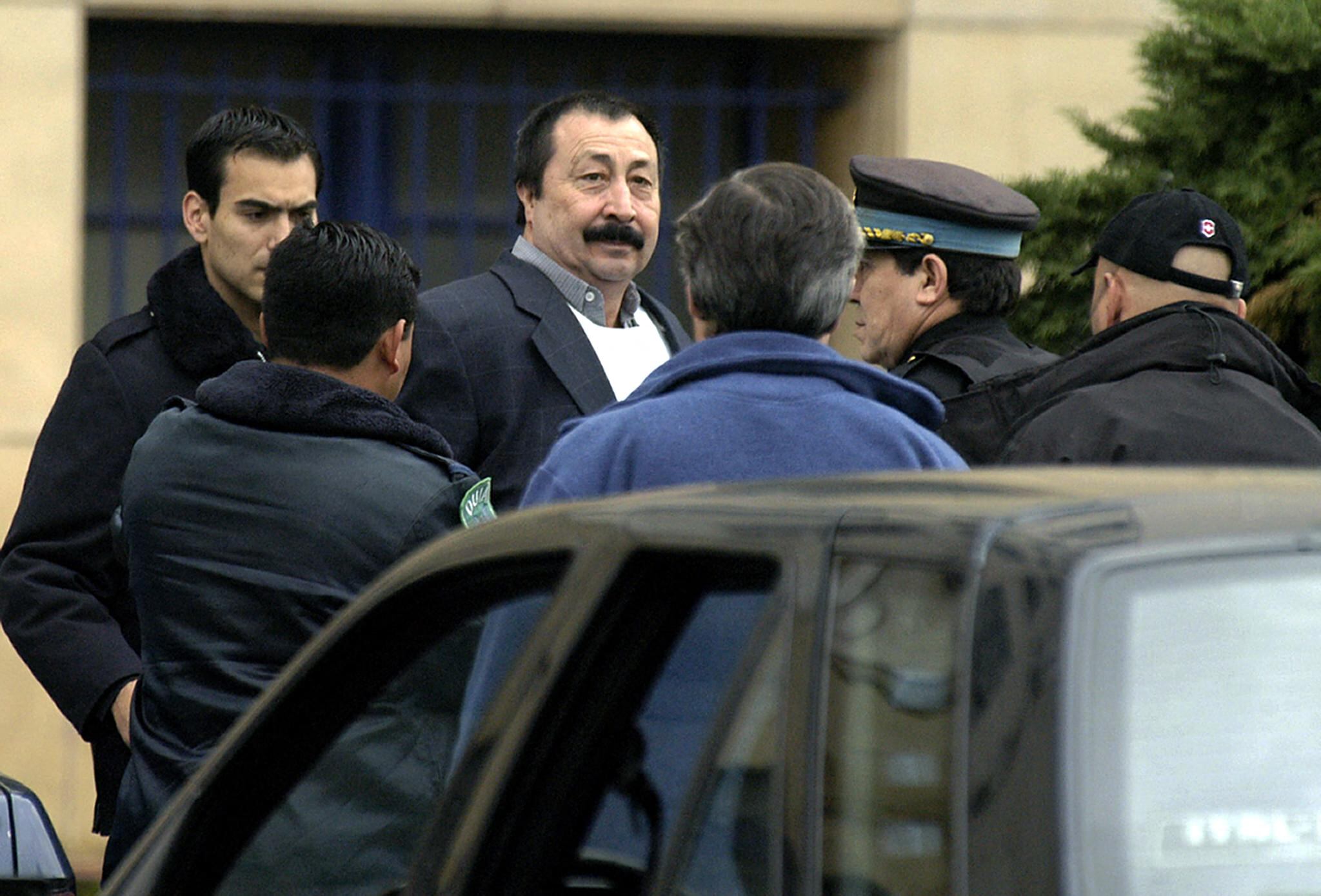 Sergio Galvarino Apablaza (C), ex líder del Frente Patriótico Manuel Rodríguez (FPMR) de Chile, ingresa custodiado por integra de la Policía Federal a la alcadía de los Tribunales en Buenos Aires, para ser sometido a juicio oral y público de extradición n a su país natal donde se lo acusa de actos de terrorismo.