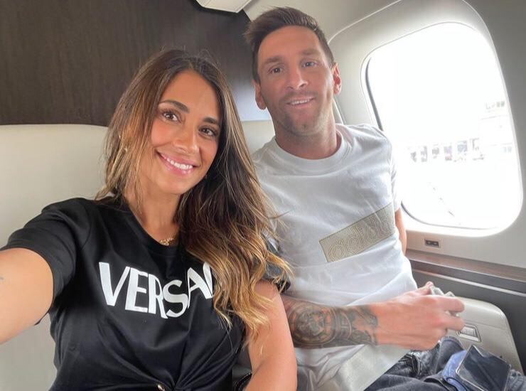 Lionel Messi junto a su esposa Antonela