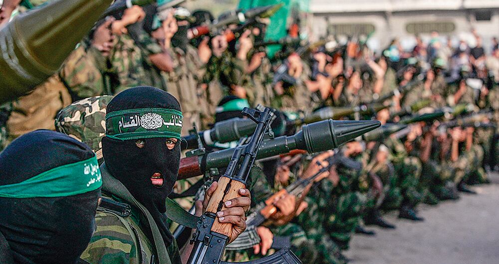 Los secuestrados por Hamás llevan dos semanas incomunicados con sus familias, mientras que el grupo anuncia que al menos 50 han muerto.