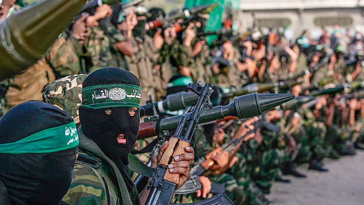 Los secuestrados por Hamás llevan semanas incomunicados con sus familias, mientras que el grupo anuncia que al menos 50 han muerto.