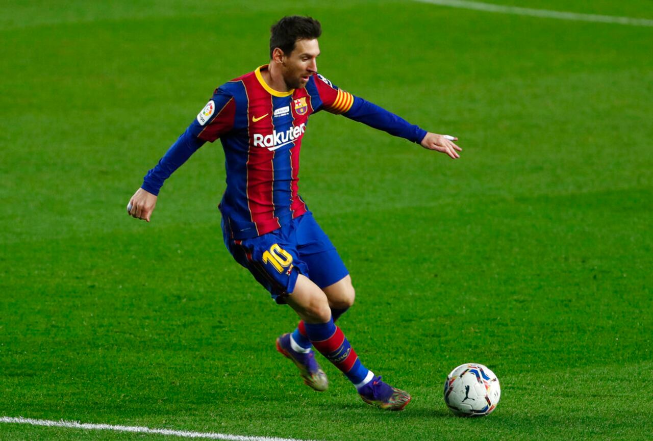 Lionel Messi de Barcelona controla el balón en el borde del área de penalti durante el partido de fútbol de la Liga española entre Barcelona y Valencia en el estadio Camp Nou en Barcelona, España, el sábado 20 de diciembre. 19 de febrero de 2020. (Foto AP / Joan Monfort)