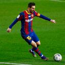 Lionel Messi de Barcelona controla el balón en el borde del área de penalti durante el partido de fútbol de la Liga española entre Barcelona y Valencia en el estadio Camp Nou en Barcelona, España, el sábado 20 de diciembre. 19 de febrero de 2020. (Foto AP / Joan Monfort)