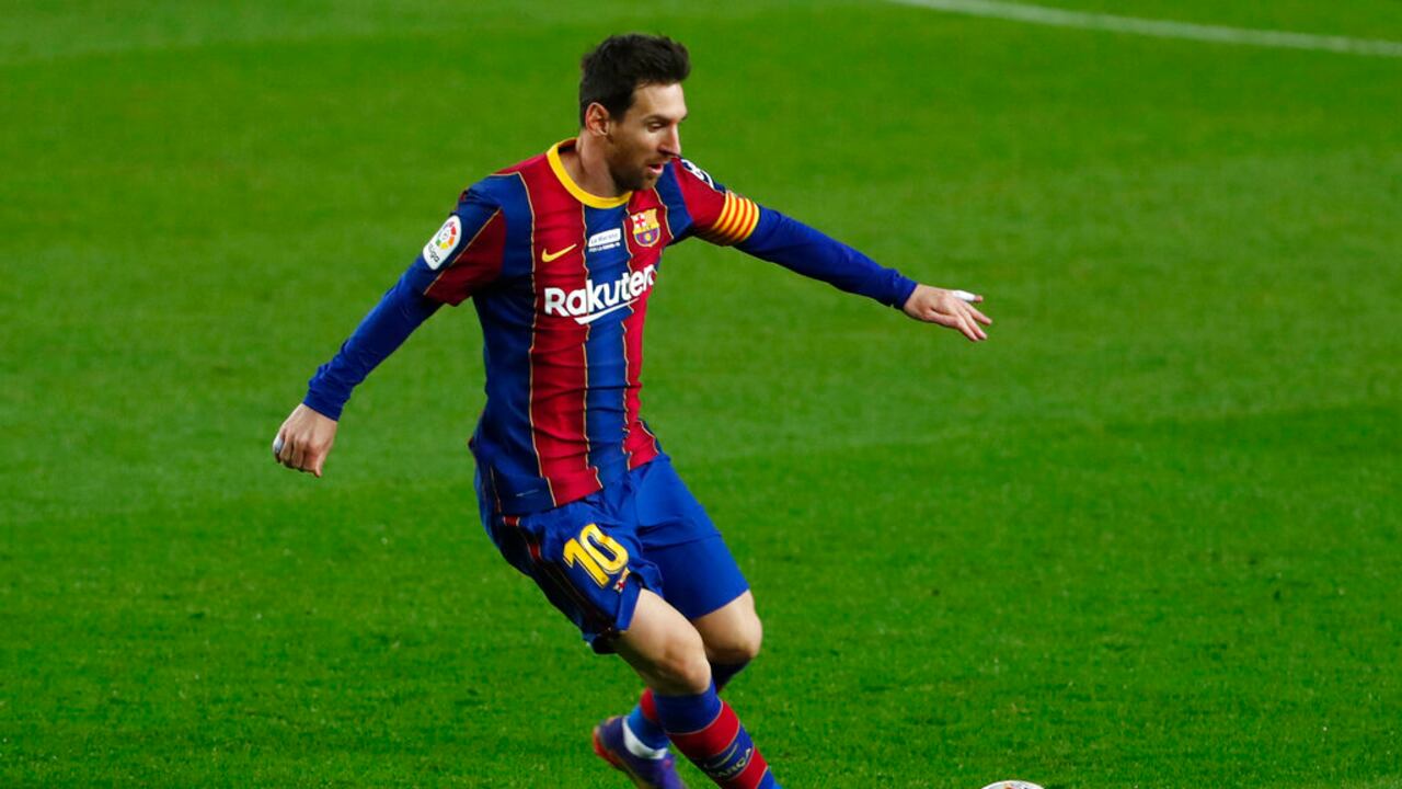 Lionel Messi de Barcelona controla el balón en el borde del área de penalti durante el partido de fútbol de la Liga española entre Barcelona y Valencia en el estadio Camp Nou en Barcelona, España, el sábado 20 de diciembre. 19 de febrero de 2020. (Foto AP / Joan Monfort)