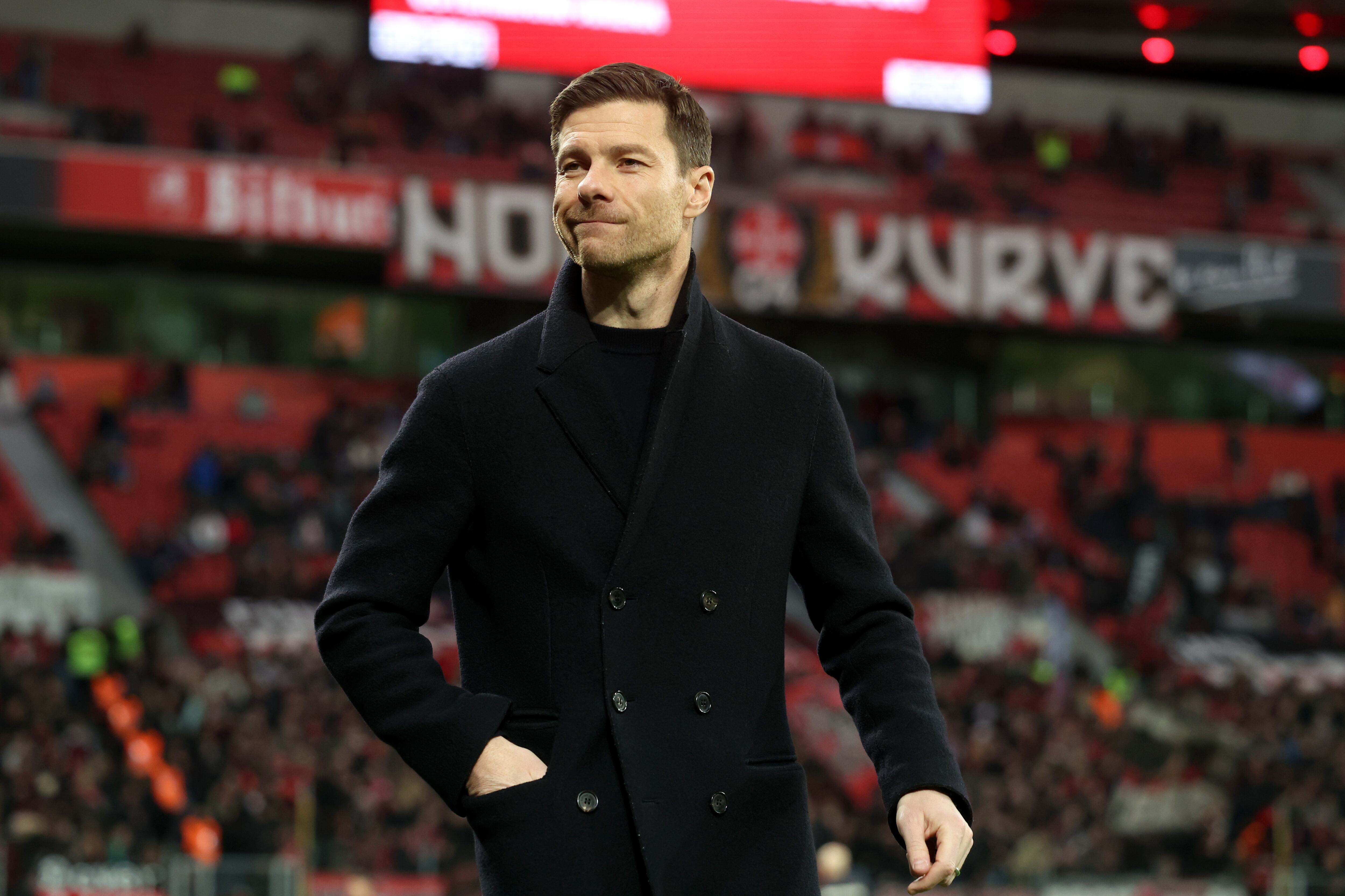 Xabi Alonso, entrenador del Bayer Leverkusen, observa antes del partido de la Bundesliga entre el Bayer 04 Leverkusen y el 1. FSV Mainz 05 en el BayArena el 23 de febrero de 2024 en Leverkusen, Alemania.