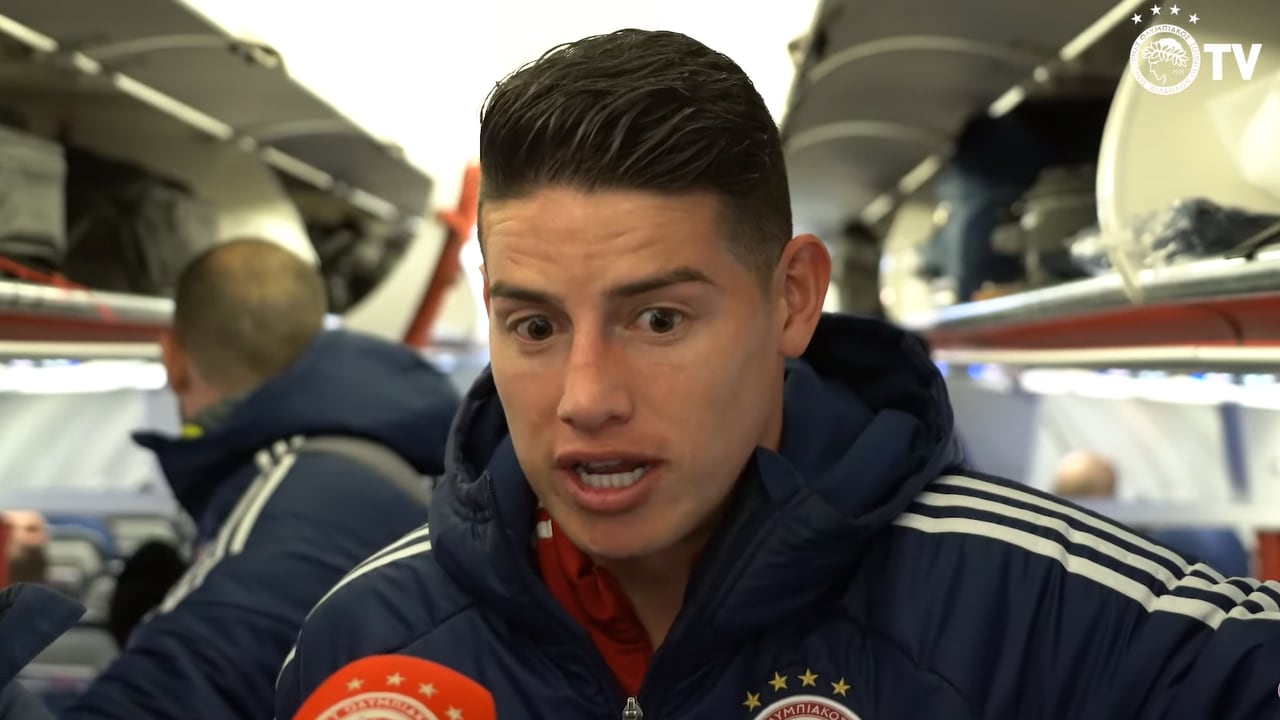 James Rodríguez dando declaraciones para los medios oficiales de Olympiacos.