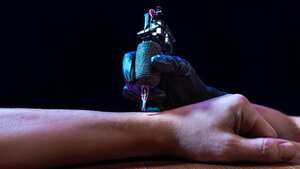 Sus modificaciones empezaron hace más de dos décadas (imagen de referencia de tatuajes).