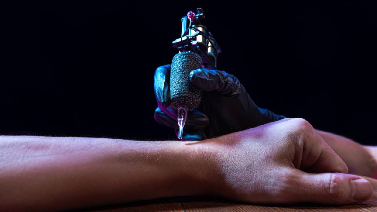 Sus modificaciones empezaron hace más de dos décadas (imagen de referencia de tatuajes).