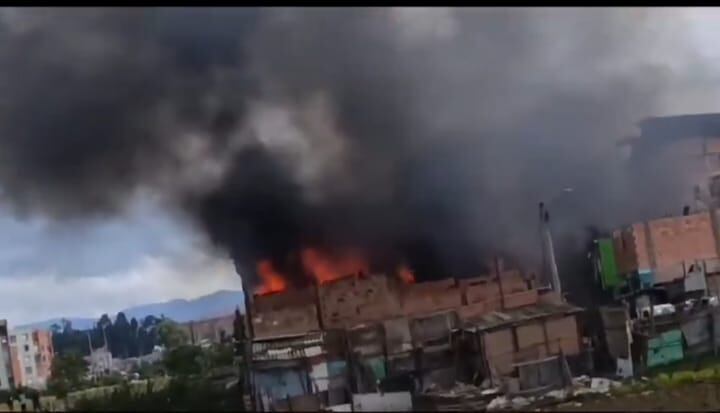 Incendio en el barrio Ducales, en Soacha, Cundinamarca.
