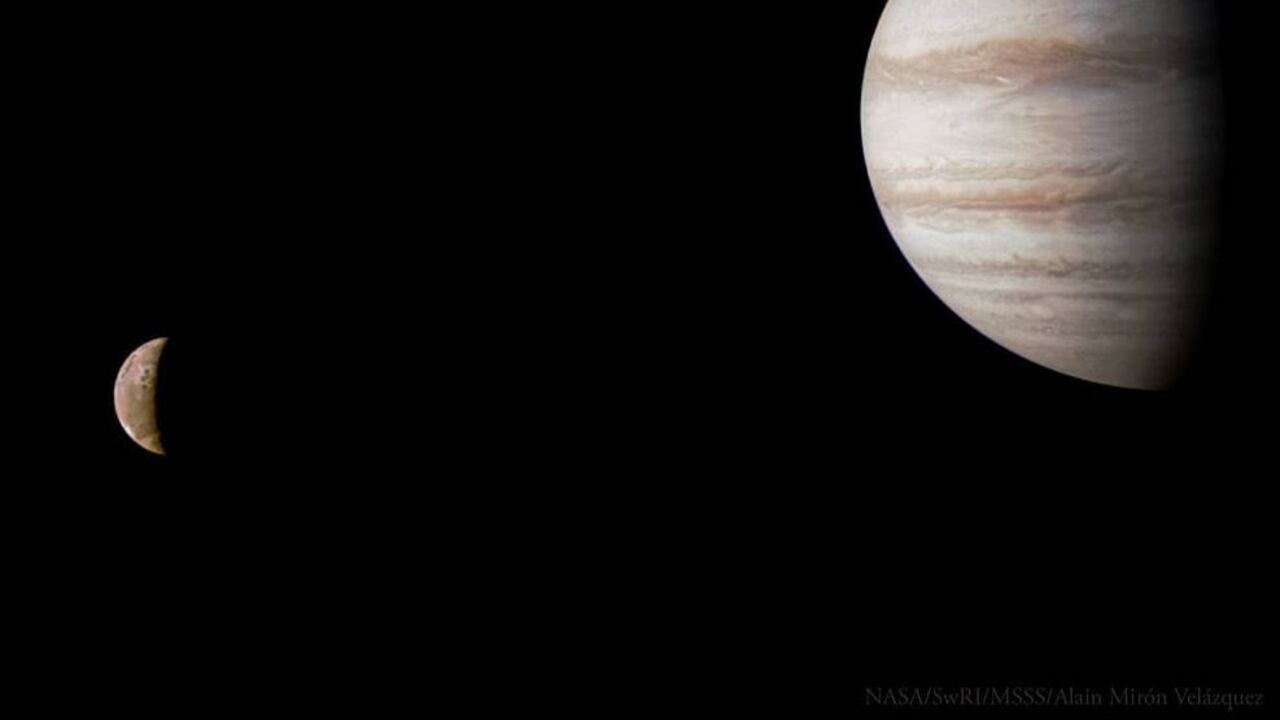 La misión Juno capta Júpiter y la luna Io en la misma imagen