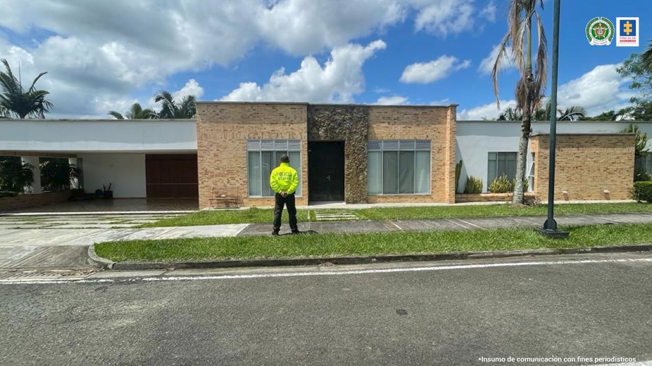 Incautan bienes a socio de ‘El Chapo’ Guzmán en Colombia. Se trata de 175 bienes que pertenecerían a Néstor Alonso Tarazona Enciso, considerado como el principal socio en Colombia de Joaquín ‘El Chapo’ Guzmán.