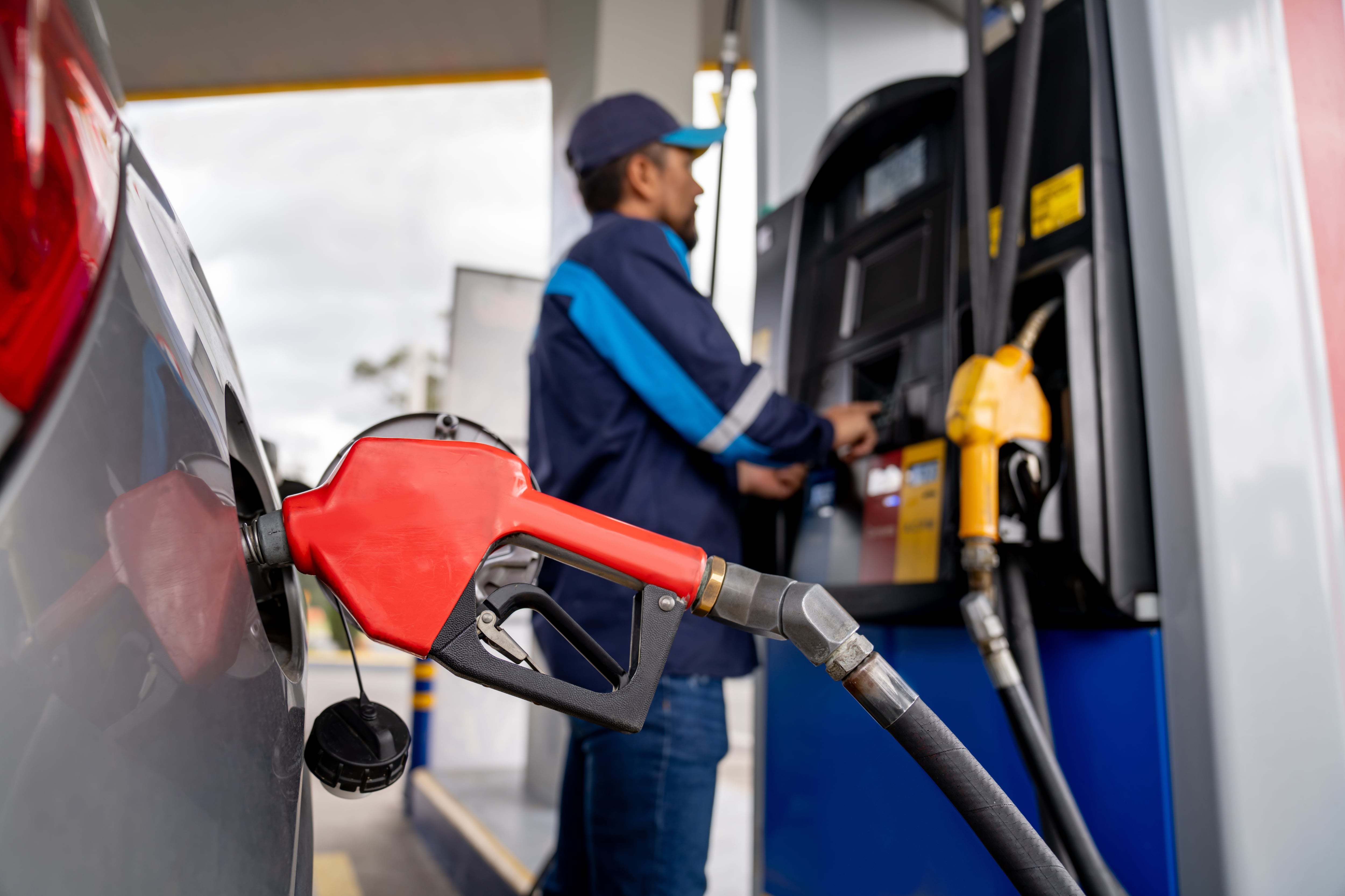 Algunas conductas al momento de llenar el tanque de gasolina pueden derivar en multas económicas por poner en riesgo la seguridad.