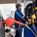 Algunas conductas al momento de llenar el tanque de gasolina pueden derivar en multas económicas por poner en riesgo la seguridad.
