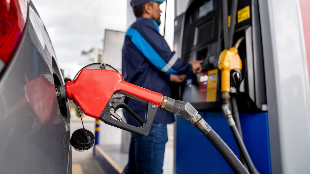Algunas conductas al momento de llenar el tanque de gasolina pueden derivar en multas económicas por poner en riesgo la seguridad.