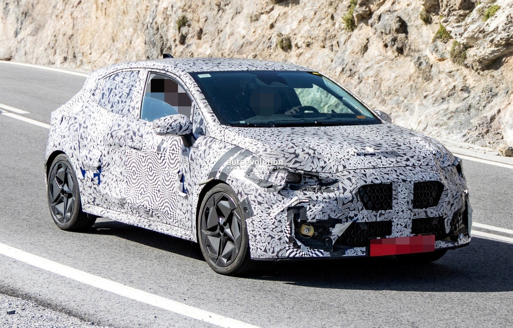 El nuevo Renault Clio llegará en septiembre y se han conocido algunas fotos espía de la nueva versión.