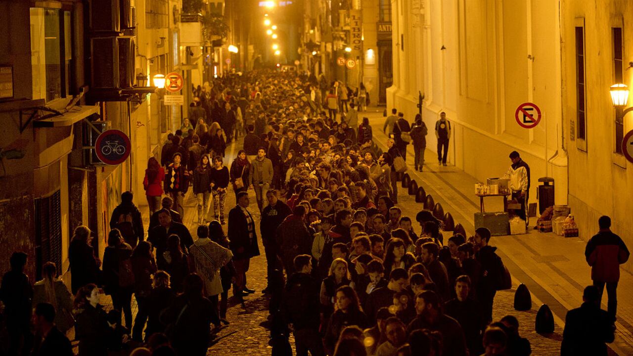 Cientos de aficionados esperan a altas horas de la noche para rendir homenaje a la estrella de rock argentino Gustavo Cerati durante su funeral en Buenos Aires.
